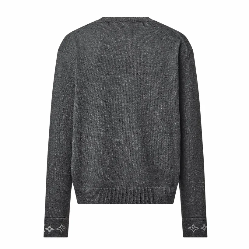 🅿️440 1v 25SS cuff jacquard crew neck sweater (grey) The original version was purchased for 15,100 and developed. The fabric is made of 55% cashmere fabric and 45% cotton. The fabric is soft and comfortable and does not cling to the upper body. The three-dimensional and stylish version can be worn outside or as a base layer. The fabric is washed frequently to fix the pattern and color. The jacquard is made of professional point jacquard on wool looms imported from Germany, and is reproduced from the original 1:1 scanned pattern. This round-neck pullover is made of soft cashmere in trendy tones and features Monogram elements on the ribbed knitted cuffs. It goes well with a variety of looks. Size:S-M-L-XL